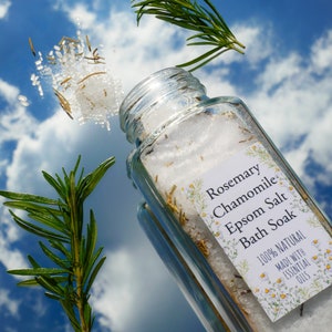 Sal de banho natural de Epsom com camomila e alecrim com infusão de óleos essenciais