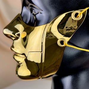 Skulpturale Gold Halbgesichtsmaske, Matte Chrom futuristische Rüstung, Avantgarde Cosplay tragbare Kunst Bild 19