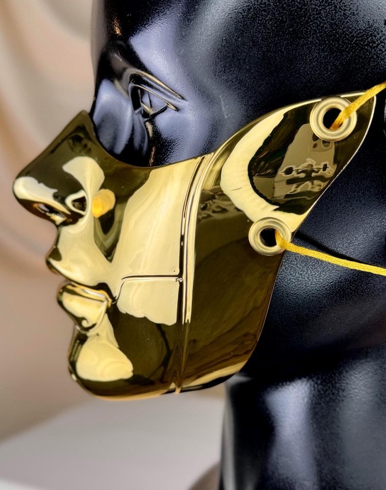 Skulpturale Gold Halbgesichtsmaske, Matte Chrom futuristische Rüstung, Avantgarde Cosplay tragbare Kunst Bild 19