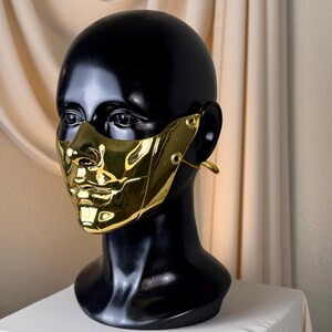 Skulpturale Gold Halbgesichtsmaske, Matte Chrom futuristische Rüstung, Avantgarde Cosplay tragbare Kunst Bild 13
