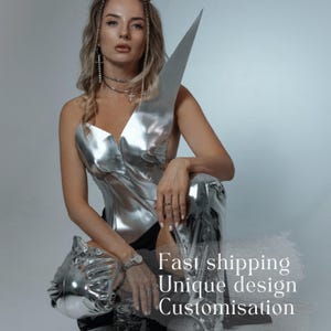 Corsetto asimmetrico: abito da rave, costume da palcoscenico, armatura moderna Y2K