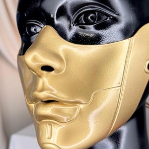 Skulpturale Gold Halbgesichtsmaske, Matte Chrom futuristische Rüstung, Avantgarde Cosplay tragbare Kunst Bild 6