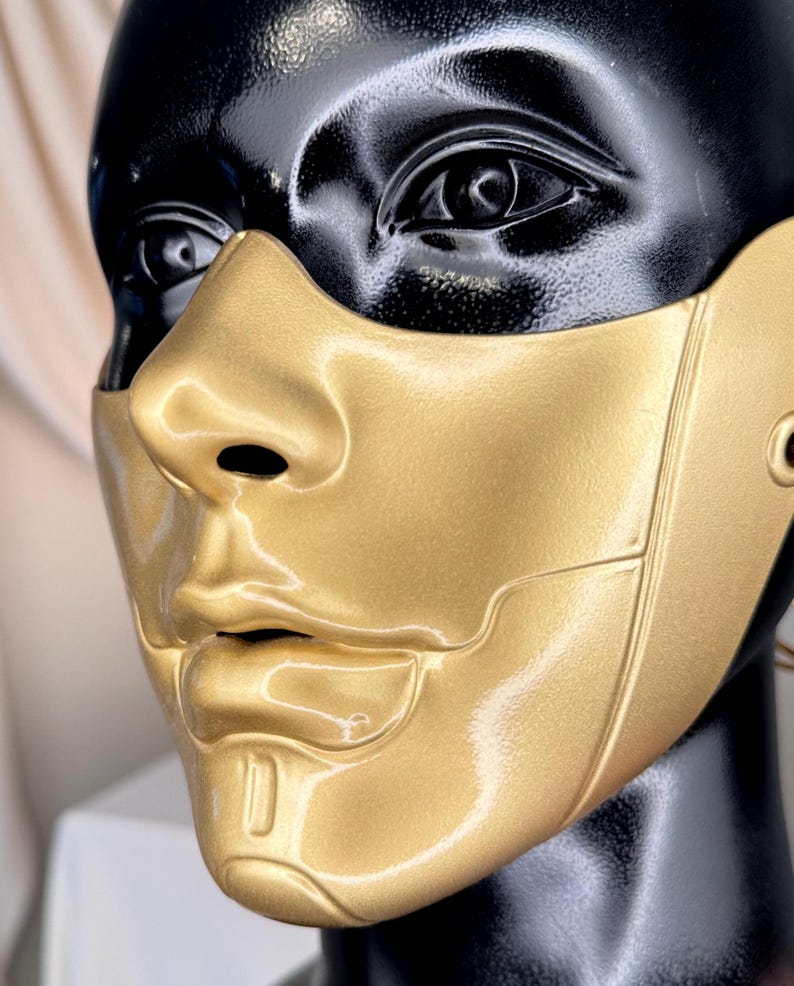 Skulpturale Gold Halbgesichtsmaske, Matte Chrom futuristische Rüstung, Avantgarde Cosplay tragbare Kunst Bild 6