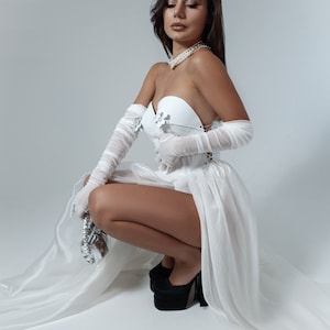 Skulpturales weißes Braut Korsett Top: Modernes Hochzeits Bustier