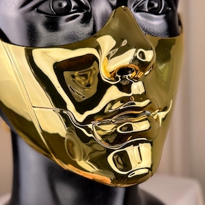 Skulpturale Gold Halbgesichtsmaske, Matte Chrom futuristische Rüstung, Avantgarde Cosplay tragbare Kunst Bild 16