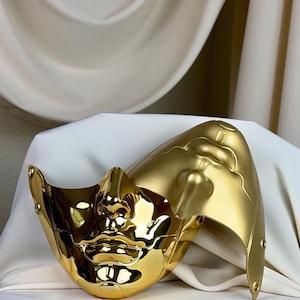 Skulpturale Gold Halbgesichtsmaske, Matte Chrom futuristische Rüstung, Avantgarde Cosplay tragbare Kunst Bild 10