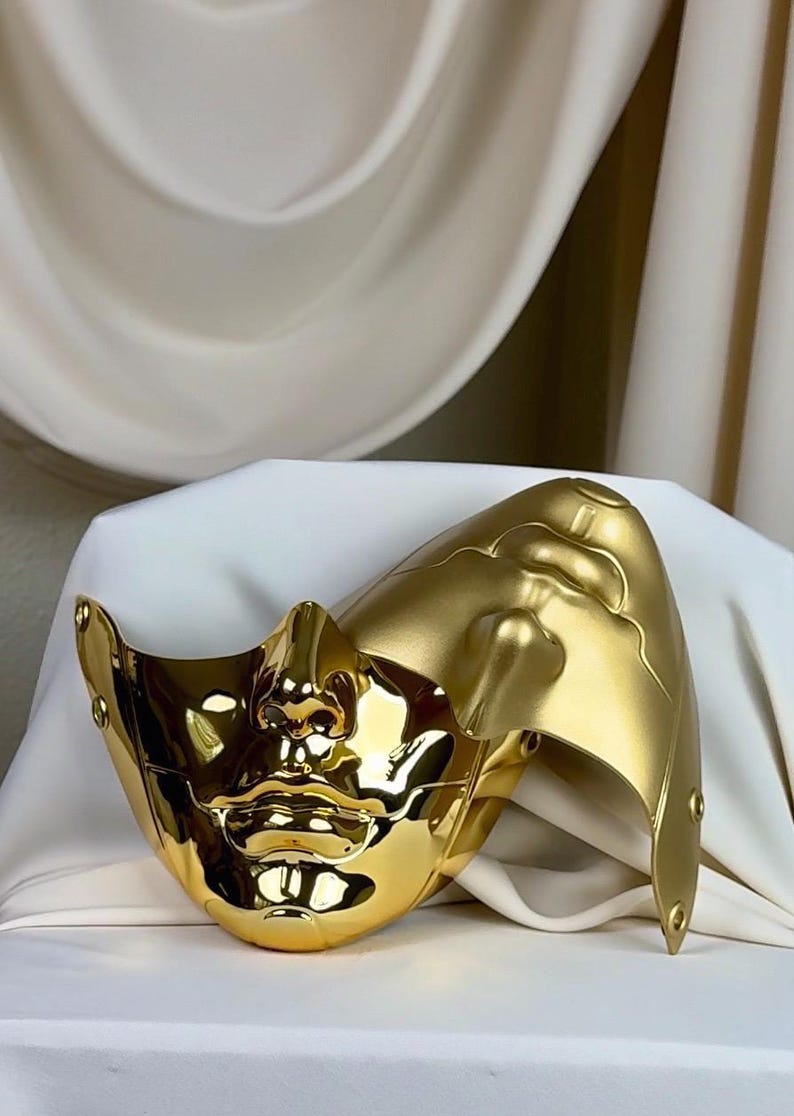 Skulpturale Gold Halbgesichtsmaske, Matte Chrom futuristische Rüstung, Avantgarde Cosplay tragbare Kunst Bild 10