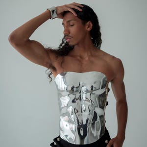 Top corsetto argentato scultoreo: armatura metallica futuristica per il torace, moda d&#39;avanguardia
