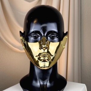 Skulpturale Gold Halbgesichtsmaske, Matte Chrom futuristische Rüstung, Avantgarde Cosplay tragbare Kunst Gold