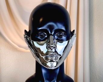 Demi-masque sculptural en argent chromé : art vestimentaire futuriste cyberpunk