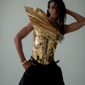 Corsetto armatura d&#39;oro: piastra toracica scultorea, costume da drag queen