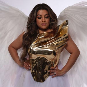 Corsetto scultoreo dorato: top metallico artigianale
