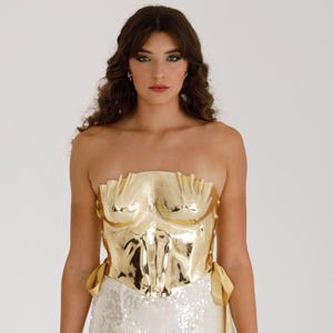 Top corsetto dorato lucido: moda festival rave Y2K