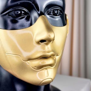 Skulpturale Gold Halbgesichtsmaske, Matte Chrom futuristische Rüstung, Avantgarde Cosplay tragbare Kunst Bild 5