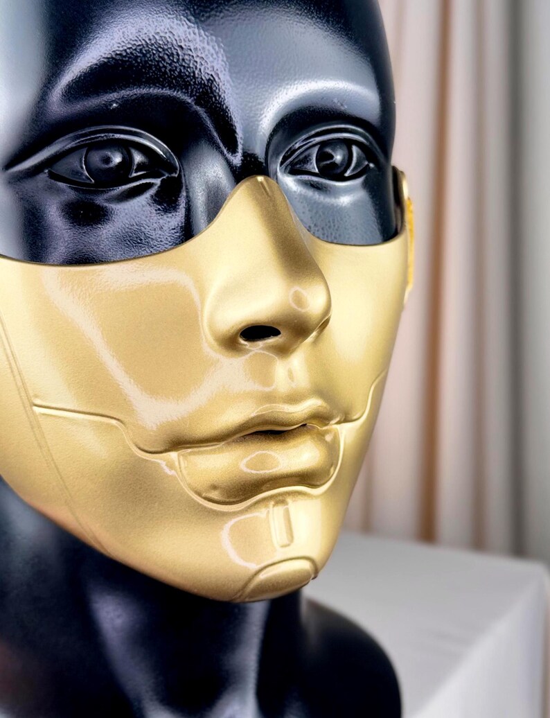 Skulpturale Gold Halbgesichtsmaske, Matte Chrom futuristische Rüstung, Avantgarde Cosplay tragbare Kunst Bild 5