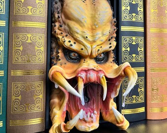 3D printed Predator book nook