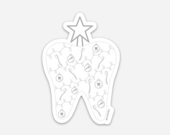 Può includere: Un ornamento per albero di Natale bianco a forma di dente con una stella in cima e un motivo di spazzolini da denti, bastoncini di zucchero e palline. L'ornamento ha la scritta "dentistry" in basso.