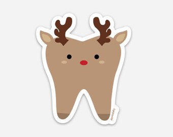 Può includere: Un dente marrone con un naso rosso e corna, che ricorda una renna. Il dente ha un viso da cartone animato carino con occhi neri e un piccolo sorriso. Il testo "dentalfairy" è scritto nell'angolo in basso a destra del dente.