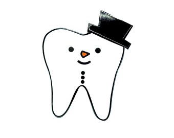 Può includere: Un dente bianco con un cappello a cilindro nero e un naso arancione, che ricorda un pupazzo di neve.