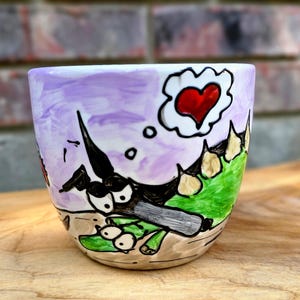 Tazza con levriero dipinta a mano / simpatica tazza con levriero / Levriero che ama i suoi giocattoli con dinosauri / simpatico regalo con levriero / tazza con giocattolo con dinosauro / levriero nero