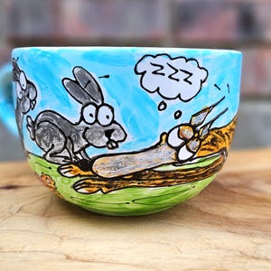 Tazza con levriero dipinta a mano / simpatica tazza con levriero / levriero addormentato investigato dai coniglietti / grazioso regalo con levriero / simpatico coniglio e coniglietto