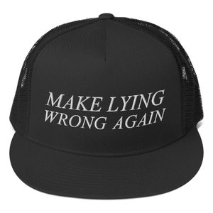 Może przedstawiać: Czarna czapka trucker z siateczką z tyłu w kolorze białym. Na czapce znajduje się haftowany biały napis "MAKE LYING WRONG AGAIN."