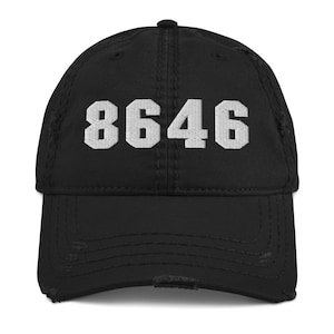 Puede incluir: Gorra de béisbol negra desgastada con el texto "8646" bordado en blanco.