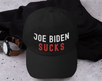 Joe Biden ssie czapkę baseballową Trumpa Republikanów