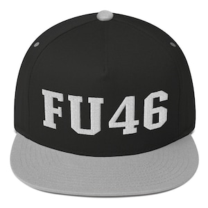 Puede incluir: Gorra plana de béisbol negra y gris con el texto "FU46" en letras bordadas blancas.