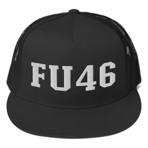 Puede incluir: Gorra de camionero negra con malla blanca en la parte posterior y un "FU46" bordado en blanco en la parte delantera.