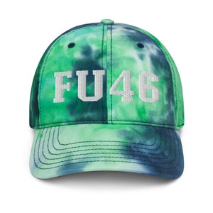 Puede incluir: Una gorra de béisbol de color verde y azul con el texto "FU46" bordado en blanco en la parte delantera.