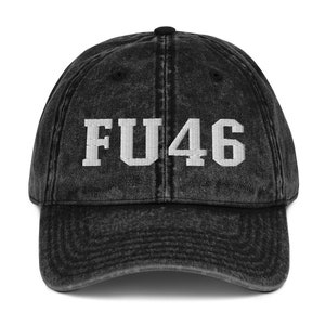 Puede incluir: Gorra de béisbol de algodón vintage lavada en negro con el texto "FU46" bordado en blanco.