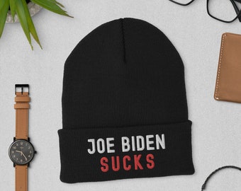 Joe Biden ssie czapkę republikańską Trumpa
