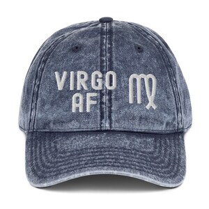 Könnte beinhalten: Eine blaue Jeans-Baseballkappe mit weißer Stickerei, auf der "Virgo AF" und ein Sternzeichen Jungfrau steht.