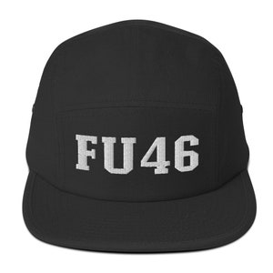 Puede incluir: Gorra negra de 5 paneles con el texto "FU46" bordado en blanco.