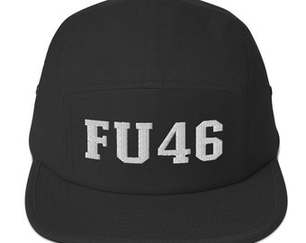 Puede incluir: Gorra negra de 5 paneles con el texto "FU46" bordado en blanco.
