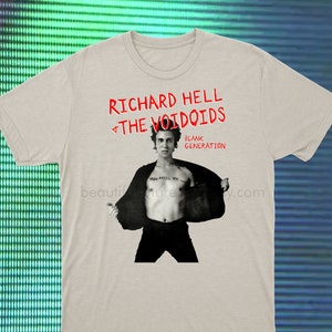 Puede incluir: Una camiseta gris claro con una imagen en blanco y negro de Richard Hell y los Voidoids. El texto "Richard Hell & The Voidoids" y "Blank Generation" está impreso en la camiseta.