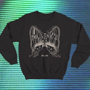 Op de afbeelding: Zwart sweatshirt met een witte afbeelding van een vlinder met de tekst "Time to Die" eronder.