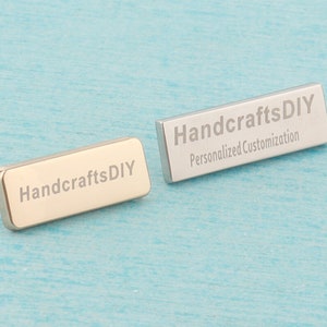 Benutzerdefinierte Geldbörse Tasche Etiketten, 10 * 30mm personalisierte Laser Gravieren Logo Handtasche Label, 10 * 25mm Licht Gold Rechteck Tag mit Füßen für DIY handgefertigt