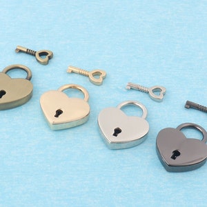 Serrures et clé en forme de coeur personnalisées, cadenas de sac personnalisés en métal 30 mm x 38 mm gravés au laser, cadenas blanc coeur d&#39;amour en argent pour cadeau de mariage