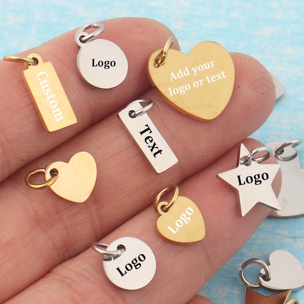 Etiquetas personalizadas con logotipo grabado a láser, dijes de acero inoxidable chapados en forma de estrella o corazón, dijes de joyería en blanco de metal dorado para regalos DIY.