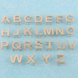 Etiqueta para bolso con 26 letras en inglés, etiqueta de metal dorado claro con pies, insignia de cuero personalizada, herrajes para bolsos hechos a mano
