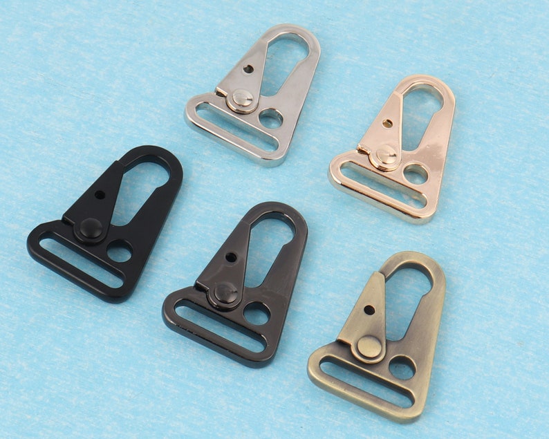 Puede incluir: Una variedad de cierres giratorios met&aacute;licos en acabados plateado, dorado, negro y bronce. Estos cierres cuentan con una puerta con resorte para una fijaci&oacute;n segura, com&uacute;nmente utilizados en la fabricaci&oacute;n de bolsos y proyectos de artesan&iacute;a.