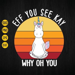 以下が含まれることがあります： ピンクの尻尾と青い角を持つ白いユニコーンが、夕焼け色の背景に蓮華座で座っています。ユニコーンの周りに「EFF YOU SEE KAY WHY OH YOU」というテキストが黄色いフォントで書かれています。
