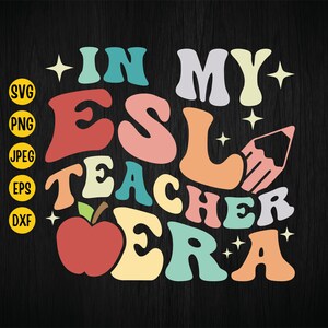 Könnte beinhalten: Ein farbenfrohes Grafikdesign mit dem Text "In My ESL Teacher Era" in einer Retro-Schriftart. Das Design enthält einen roten Apfel, einen Bleistift und Sterne.