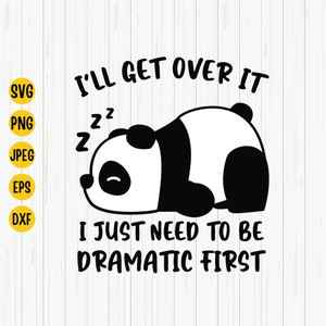 Puede incluir: Ilustración en blanco y negro de un panda durmiendo con el texto "I'll get over it I just need to be dramatic first".