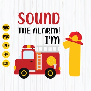 Peut inclure: Un camion de pompiers rouge avec une échelle jaune et un tuyau. Un numéro un jaune avec un chapeau de pompier rouge sur le dessus. Le texte dit "Sound the alarm! I'm 1".