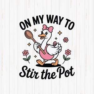 Puede incluir: Una ilustración de un ganso de dibujos animados con un delantal y lazo rosa, sosteniendo una cuchara de madera, con el texto "ON MY WAY TO Stir the Pot". El diseño incluye flores y estrellas, ideal para la decoración de la cocina.