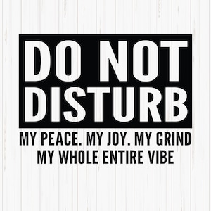Peut inclure: Conception graphique en noir et blanc avec les mots « DO NOT DISTURB » en gras. En dessous, le texte continue avec « MY PEACE. MY JOY. MY GRIND MY WHOLE ENTIRE VIBE ». La conception comprend des icônes SVG, PNG, EPS et DXF.