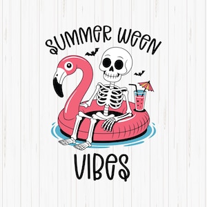 Könnte beinhalten: Cartoon-Illustration eines Skeletts auf einem rosa Flamingo-Schwimmring mit dem Text "Summer Ween Vibes". Das Bild enthält ein Getränk mit Sonnenschirm und Fledermäusen.